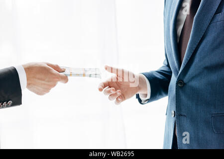 Portrait de l'homme pour donner de l'argent business partner on white Banque D'Images
