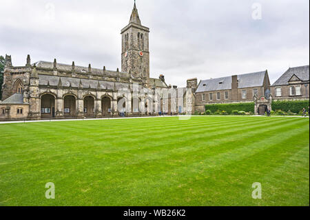 La chapelle Saint Salvator, Saint Andrew's, vue depuis l'autre côté de la pelouse du quadrangle. Banque D'Images