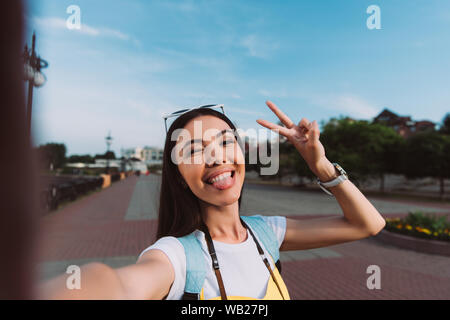 Femme asiatique attrayant et prenant et selfies sticking out tongue Banque D'Images