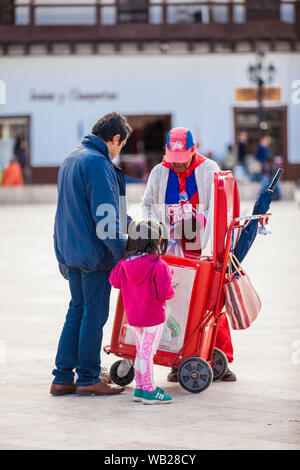 TUNJA, COLOMBIE - AOÛT, 2019 : La crème glacée vendeur de rue à la place Bolivar sur Tuja city downtown Banque D'Images