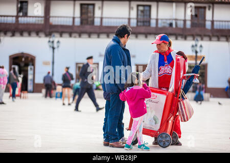 TUNJA, COLOMBIE - AOÛT, 2019 : La crème glacée vendeur de rue à la place Bolivar sur Tuja city downtown Banque D'Images