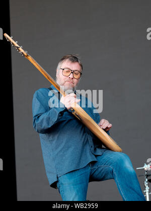 Portsmouth, Hampshire, Royaume-Uni. Le 23 août 2019. Jimi Goodwin bassiste et chanteur avec les colombes en live sur la scène du Festival victorieux, Portsmouth, Hampshire, Royaume-Uni/Fletcher-Park Crédit : Dawn Alamy Live News Banque D'Images