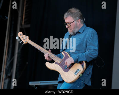 Portsmouth, Hampshire, Royaume-Uni. Le 23 août 2019. Jimi Goodwin bassiste et chanteur avec les colombes en live sur la scène du Festival victorieux, Portsmouth, Hampshire, Royaume-Uni/Fletcher-Park Crédit : Dawn Alamy Live News Banque D'Images