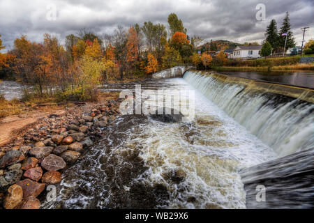 Un barrage et feuillage de l'automne à Wilmington, New York Banque D'Images