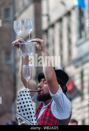 Edinburgh, Ecosse, Royaume-Uni. 23 août, 2019. Un artiste de rue sur le Royal Mile, au cours de l'Edinburgh Fringe Festival. Credit : Skully/Alamy Live News Banque D'Images