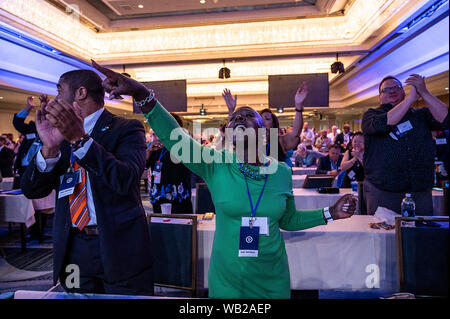 San Francisco, CA, USA. Août 23, 2019. Denise Adams de Winston-Salem, NC applaudit après le Congrès, Nancy Pelosi, a parlé au cours de la réunion du Comité national de l'été à l'hôtel Hilton San Francisco Union Square Hotel le Vendredi, Août 23, 2019 à San Francisco. Crédit : Paul Kitagaki Jr./ZUMA/Alamy Fil Live News Banque D'Images