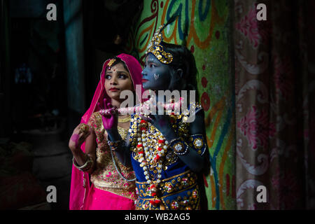 Enfants habillés comme Radha Krishna et participer à l'occasion de Janmashtami.adeptes de l'Hindouisme et le maquillage mettre habillé comme de nombreux personnages de Ramayana dans l'occasion de Janmashtami, la naissance anniversaire du Seigneur Krishna et organiser des manifestations et des rassemblements de personnes de leur communauté. Banque D'Images