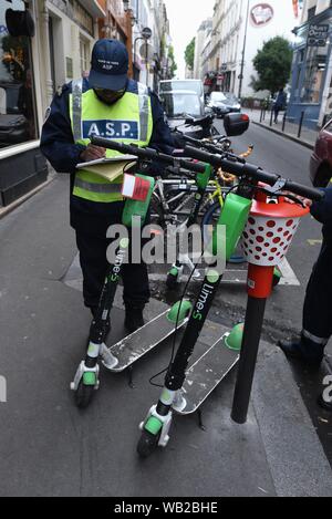 *** Strictement AUCUNE VENTES À DES MÉDIAS OU DES ÉDITEURS FRANÇAIS *** 13 juin, 2019 - Paris, France : des agents de la municipalité de Paris déposer des scooters électriques qui ont été mal garé à gauche sur la chaussée. La société propriétaire de ces e-scooters alors payer un supplément pour les récupérer à partir de la mise en lot. Certaines rues et places de Paris ont été submergés par e-scooters, connu sous le nom de 'trottinettes electriques' en français, ce qui appelle à une réglementation gouvernementale. Banque D'Images