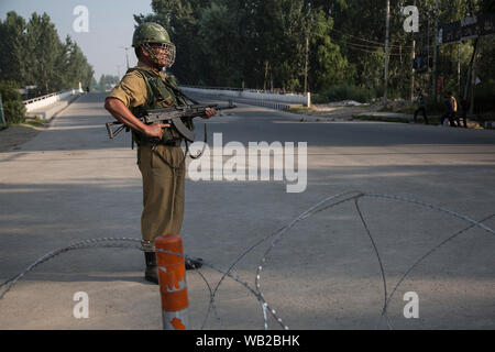 Srinagar, au Cachemire sous contrôle indien. Août 23, 2019. Un soldat monte la garde paramilitaire indien dans la ville de Srinagar, la capitale d'été du Cachemire sous contrôle indien, le 23 août 2019. Le Cachemire sous contrôle indien agitée a continué à rester au secret vendredi pour la 19e journée consécutive. Les autorités soumettant à des restrictions en raison de l'appel de séparatistes de mars le Groupe des observateurs militaires des Nations Unies pour l'Inde et le Pakistan (UNMOGIP) dans la ville de Srinagar. Credit : Javed Dar/Xinhua/Alamy Live News Banque D'Images