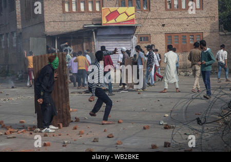 Srinagar, au Cachemire sous contrôle indien. Août 23, 2019. Les manifestants du Cachemire indien en conflit avec la police pendant une manifestation dans la ville de Srinagar, la capitale d'été du Cachemire sous contrôle indien, le 23 août 2019. Le Cachemire sous contrôle indien agitée a continué à rester au secret vendredi pour la 19e journée consécutive. Les autorités soumettant à des restrictions en raison de l'appel de séparatistes de mars le Groupe des observateurs militaires des Nations Unies pour l'Inde et le Pakistan (UNMOGIP) dans la ville de Srinagar. Credit : Javed Dar/Xinhua/Alamy Live News Banque D'Images