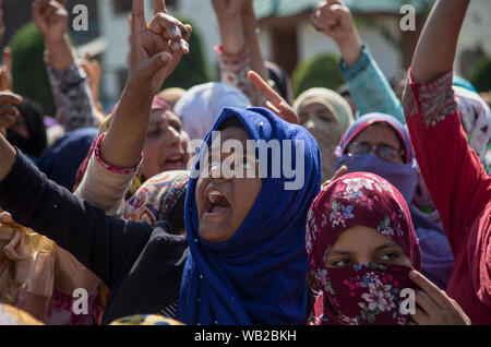 Srinagar, au Cachemire sous contrôle indien. Août 23, 2019. Les femmes cachemiries crier des slogans au cours d'une manifestation dans la ville de Srinagar, la capitale d'été du Cachemire sous contrôle indien, le 23 août 2019. Le Cachemire sous contrôle indien agitée a continué à rester au secret vendredi pour la 19e journée consécutive. Les autorités soumettant à des restrictions en raison de l'appel de séparatistes de mars le Groupe des observateurs militaires des Nations Unies pour l'Inde et le Pakistan (UNMOGIP) dans la ville de Srinagar. Credit : Javed Dar/Xinhua/Alamy Live News Banque D'Images