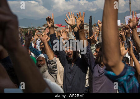 Srinagar, au Cachemire sous contrôle indien. Août 23, 2019. Les gens crient des slogans du Cachemire au cours d'une manifestation dans la ville de Srinagar, la capitale d'été du Cachemire sous contrôle indien, le 23 août 2019. Le Cachemire sous contrôle indien agitée a continué à rester au secret vendredi pour la 19e journée consécutive. Les autorités soumettant à des restrictions en raison de l'appel de séparatistes de mars le Groupe des observateurs militaires des Nations Unies pour l'Inde et le Pakistan (UNMOGIP) dans la ville de Srinagar. Credit : Javed Dar/Xinhua/Alamy Live News Banque D'Images