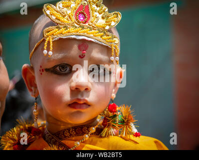 Un enfant habillé en Seigneur Krishna pendant la célébration.Krishna Janmasthami est chaque année un festival hindou aussi connu comme Janmasthami, qui est célébré pour marquer la naissance du Seigneur Krishna, le huitième Avatar de Vishnu. Banque D'Images