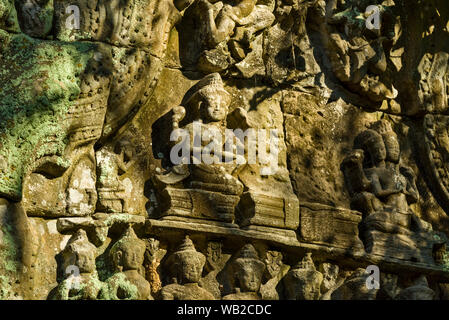 Un bas-relief sur une entrée à Ta Prohm, Siem Reap, Cambodge Banque D'Images