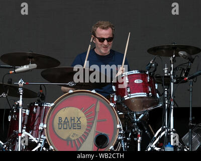 Portsmouth, Hampshire, Royaume-Uni. Le 23 août 2019. Le batteur Andy Williams avec les colombes en live sur la scène du Festival victorieux, Portsmouth, Hampshire, Royaume-Uni/Fletcher-Park Crédit : Dawn Alamy Live News Banque D'Images