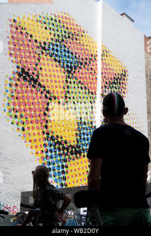 Budapest, Hongrie - Aug 16, 2019 : au tourisme le Rubik's Cube murale dans la rue Dob rend hommage à l'inventeur hongrois et de l'architecture) Banque D'Images