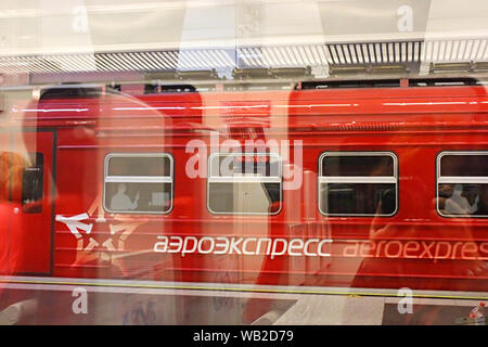 Moscou, Russie - 04 juin 2013 : de l'aéroport de Vnukovo Aeroexpress relie la gare ferroviaire. Vue par la fenêtre Banque D'Images