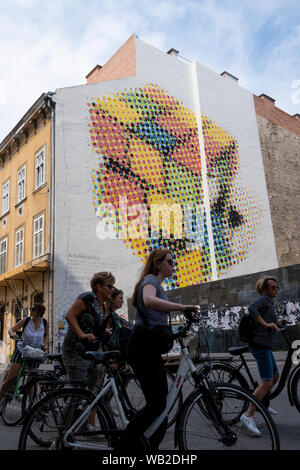 Budapest, Hongrie - Aug 16, 2019 : au tourisme le Rubik's Cube murale dans la rue Dob rend hommage à l'inventeur hongrois et de l'architecture) Banque D'Images