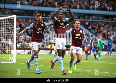 Aston Villa's Wesley (centre) célèbre marquant son but premier du côté du jeu avec Trezeguet (à gauche) et John McGinn au cours de la Premier League match à Villa Park, Birmingham. Banque D'Images