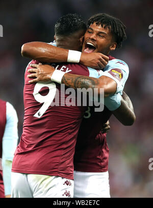 Aston Villa's Wesley (à gauche) célèbre marquant son but premier du côté du jeu avec Tyrone Mings au cours de la Premier League match à Villa Park, Birmingham. Banque D'Images