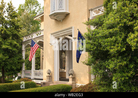 Façade de maison avec drapeaux et jardin en été, American Style néo-gothique, Inn at Woodhaven, Louisville, Kentucky, USA Banque D'Images