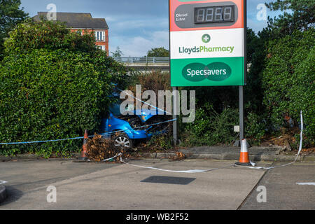 "Devrait avoir disparu d'une légende appropriée Specsavers' pour une voiture à la station-service de Sainsbury's, Dunstable Bedfordshire, Royaume-Uni. Banque D'Images