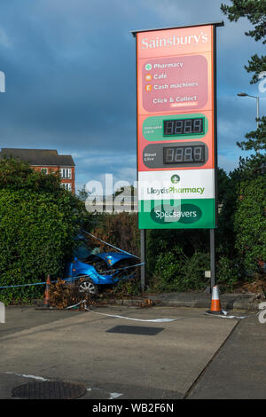 "Devrait avoir disparu d'une légende appropriée Specsavers' pour une voiture à la station-service de Sainsbury's, Dunstable Bedfordshire, Royaume-Uni. Banque D'Images