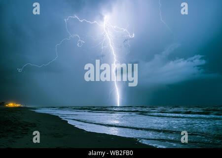 Éclair lumineux des grèves dans la mer du Nord au cours d'un orage d'été Banque D'Images