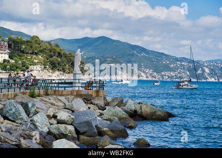 Santa Margherita Ligure, Italie - 15 août 2019 : promenade en front de mer avec de grandes pierres sur la mer Banque D'Images