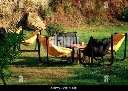 Sacs et fauteuils tables sur l'herbe dans un café. L'intérieur de l'été cafe. Meuble d'été dans un restaurant Banque D'Images