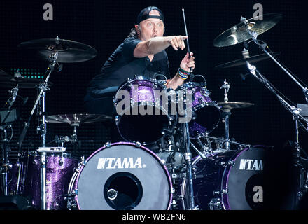 Munich, Allemagne. Août 23, 2019. Lars Ulrich, le batteur du groupe de metal américain Metallica, est assis sur la scène dans le stade olympique. Le groupe effectue dans le cadre de leur 'World-Wired-Tour'. Crédit : Sven Hoppe/dpa/Alamy Live News Banque D'Images