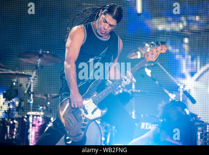 Munich, Allemagne. Août 23, 2019. Robert Trujillo, bassiste du groupe de metal américain Metallica, est sur scène dans le stade olympique. Le groupe effectue dans le cadre de leur 'World-Wired-Tour'. Crédit : Sven Hoppe/dpa/Alamy Live News Banque D'Images