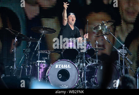 Munich, Allemagne. Août 23, 2019. Lars Ulrich, le batteur du groupe de metal américain Metallica, est assis sur la scène dans le stade olympique. Le groupe effectue dans le cadre de leur 'World-Wired-Tour'. Crédit : Sven Hoppe/dpa/Alamy Live News Banque D'Images