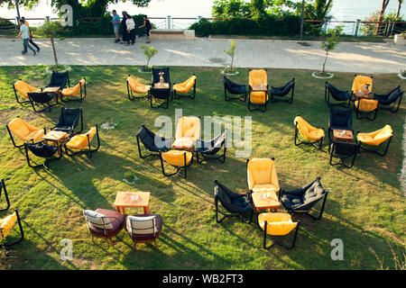 Sacs et fauteuils tables sur l'herbe dans un café. Vue de dessus. L'intérieur de l'été cafe. Meuble d'été dans un restaurant Banque D'Images