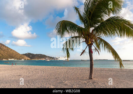 Vue sur Great Bay Beach - Philipsburg Sint Maarten ( Saint Martin ) - île tropicale des Caraïbes Banque D'Images