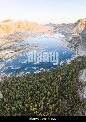 La ville pittoresque de montagnes de Sierra Nevada en Californie sont constitués de 100 millions d'années lentement en granit sculpté par des glaciers massifs au fil du temps. Banque D'Images