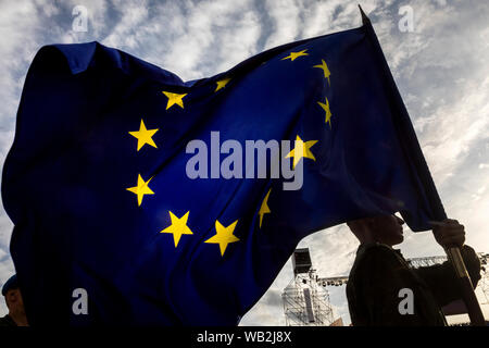 Le porte-étendard porte le drapeau de l'Union européenne, qui s'agite dans le vent Banque D'Images