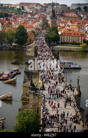 Prague. Août 21, 2019. Photo prise le 21 août 2019 montre le pont Charles à Prague, République tchèque. Comme la première étape de la réparation du pont Charles, le projet de rénovation de la salle des gardes de glace a commencé en juin 2019 et durera jusqu'à la fin de cette année. Le Pont Charles a été construit en 1357 et est le plus ancien encore debout sur la Vltava à Prague. Credit : Dana Kesnerova/Xinhua Banque D'Images