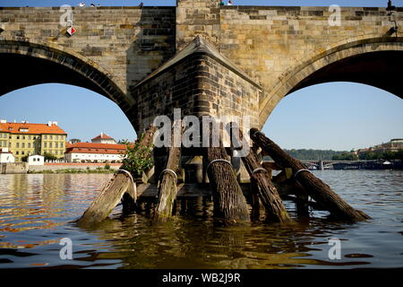 Prague, République tchèque. Août 23, 2019. La vieille glace en bois protections sont vus en face du pont Charles à Prague, République tchèque, le 23 août 2019. Comme la première étape de la réparation du pont Charles, le projet de rénovation de la salle des gardes de glace a commencé en juin 2019 et durera jusqu'à la fin de cette année. Le Pont Charles a été construit en 1357 et est le plus ancien encore debout sur la Vltava à Prague. Credit : Dana Kesnerova/Xinhua Banque D'Images