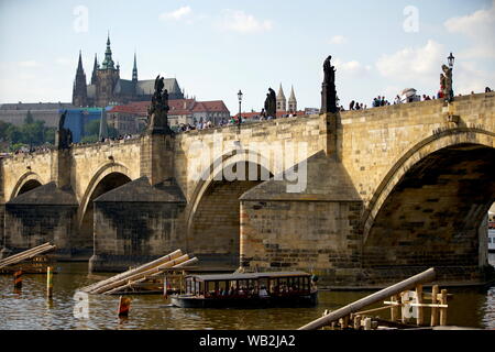 Prague, République tchèque. Août 21, 2019. Les gardes de glace en bois sont en construction en face du pont Charles à Prague, République tchèque, le 21 août 2019. Comme la première étape de la réparation du pont Charles, le projet de rénovation de la salle des gardes de glace a commencé en juin 2019 et durera jusqu'à la fin de cette année. Le Pont Charles a été construit en 1357 et est le plus ancien encore debout sur la Vltava à Prague. Credit : Dana Kesnerova/Xinhua Banque D'Images