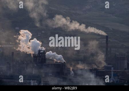 Zenica, Zenica, Bosnie. Août 22, 2019. La ville de Zenica, avec plus de 100000 residente, est le centre administratif et économique du canton de Zenica-Doboj. Elle est la ville natale de l'acier mondial de l'acier ArcelorMittal géant appartenant à l'usine billioner indien Lakshmi Mittal.La grande Zenica steelworks fonctionne sans permis valide et un certain nombre d'améliorations s'est engagé à réduire les émissions provenant de l'usine n'ont pas été faites.Bosnie souffre de certains des pays les plus hauts niveaux de pollution atmosphérique, avec Zenica parmi les plus touchés. Crédit : Matteo Trevisan/ZUMA/Alamy Fil Live News Banque D'Images
