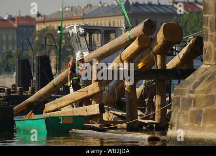 Prague, République tchèque. Août 23, 2019. Les gens travaillent à renouveler la glace en bois des gardiens du pont Charles à Prague, République tchèque, le 23 août 2019. Comme la première étape de la réparation du pont Charles, le projet de rénovation de la salle des gardes de glace a commencé en juin 2019 et durera jusqu'à la fin de cette année. Le Pont Charles a été construit en 1357 et est le plus ancien encore debout sur la Vltava à Prague. Credit : Dana Kesnerova/Xinhua Banque D'Images