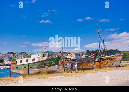 Camaret-sur-Mer, France - 13 juillet 2019 : l'abandon d'épaves dans l'ancien cimetière de bateaux de Camaret-sur-Mer en Bretagne, France Banque D'Images