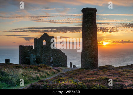 Papule Coates, près de St Agnes en Cornouailles du Nord, en Angleterre. Lundi 23 août 2019. Météo britannique. Après une chaude journée ensoleillée à Cornwall le vent se lève comme le soleil se couche sur une papule Coates à St Agnes phare au début du week-end férié d'août, les prévisions pour être l'un des plus chauds sur l'enregistrement ; les fans passionnés de la populaire série BBC One Poldark reconnaîtra le paysage spectaculaire qu'ils attendent avec impatience la conclusion d'épisodes dans la dernière série, jamais ce dimanche et lundi. Credit : Terry Mathews/Alamy Live News Banque D'Images