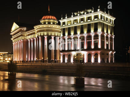 Cour constitutionnelle et Musée Archéologique macédonienne de Skopje. Macédoine Banque D'Images