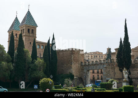 Tolède, Espagne - 24 avril 2018 : Une des entrées de l'ancien centre historique de Toledo avec les tours de la nouvelle porte de Bisagra sur la gauche et un Banque D'Images