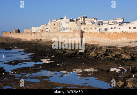 Maroc, Essaouira. Vue panoramique de la vieille kasbah et sea wall vue de la protection de la Skala du port historique - UNESCO World Heritage Site Banque D'Images