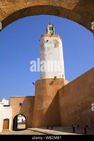 Rare ancienne mosquée minaret, doubler comme un phare. El-Jadida, Maroc Banque D'Images