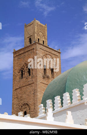 Maroc, El Jadida. Belle ancienne mosquée. Pierre minaret Arabesque complexe contraste avec la mosquée des murs blanchis. UNESCO World Heritage site. Banque D'Images