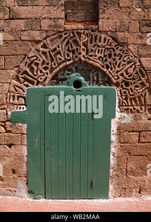 Maroc, El Jadida, l'ancienne mosquée. Détail de porte et la calligraphie arabe sculptée dans la façade en pierre. UNESCO World Heritage site. Banque D'Images